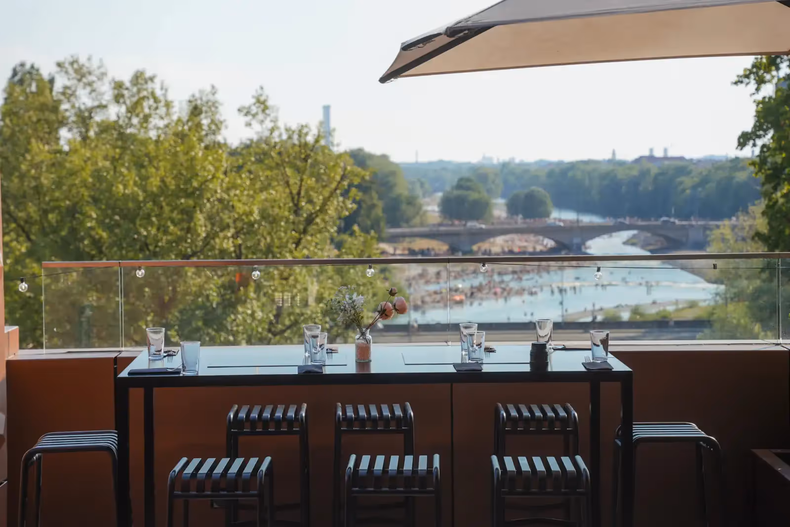 Rooftop Frau im Mond en Munich - 1