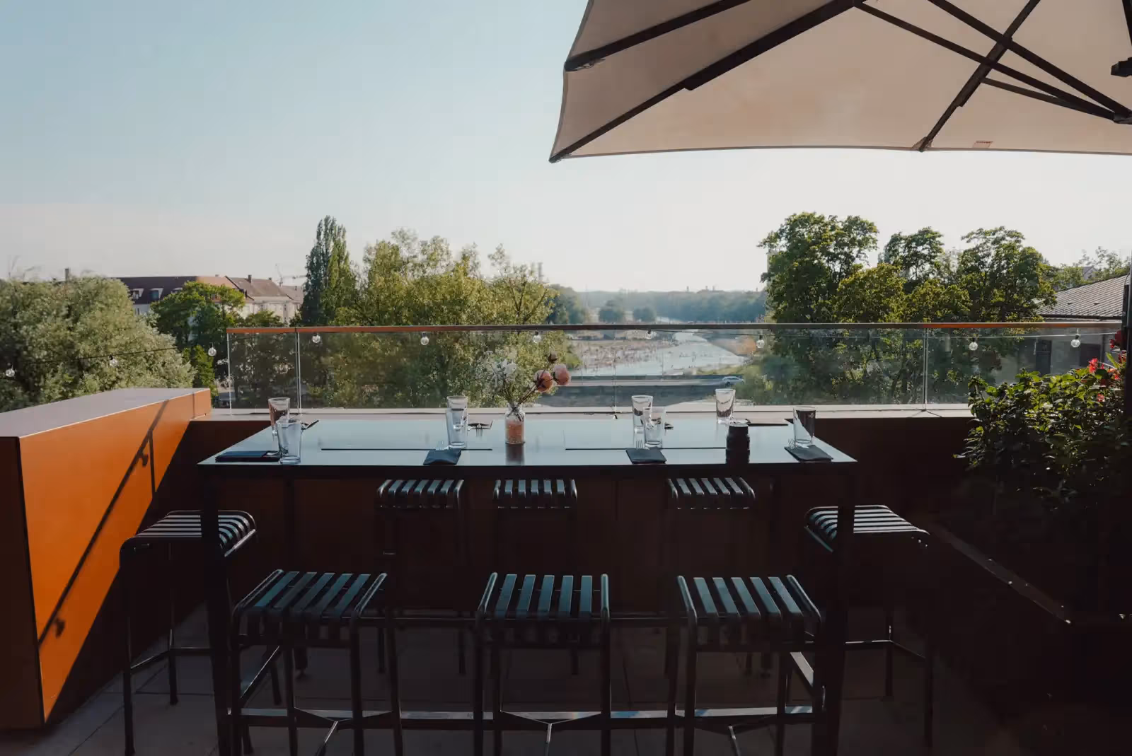 Rooftop Frau im Mond en Munich - 3